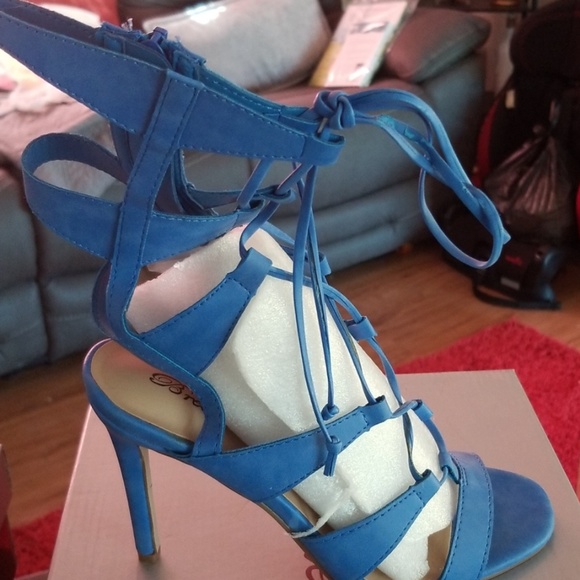 Shoe - Picture 2 of 4